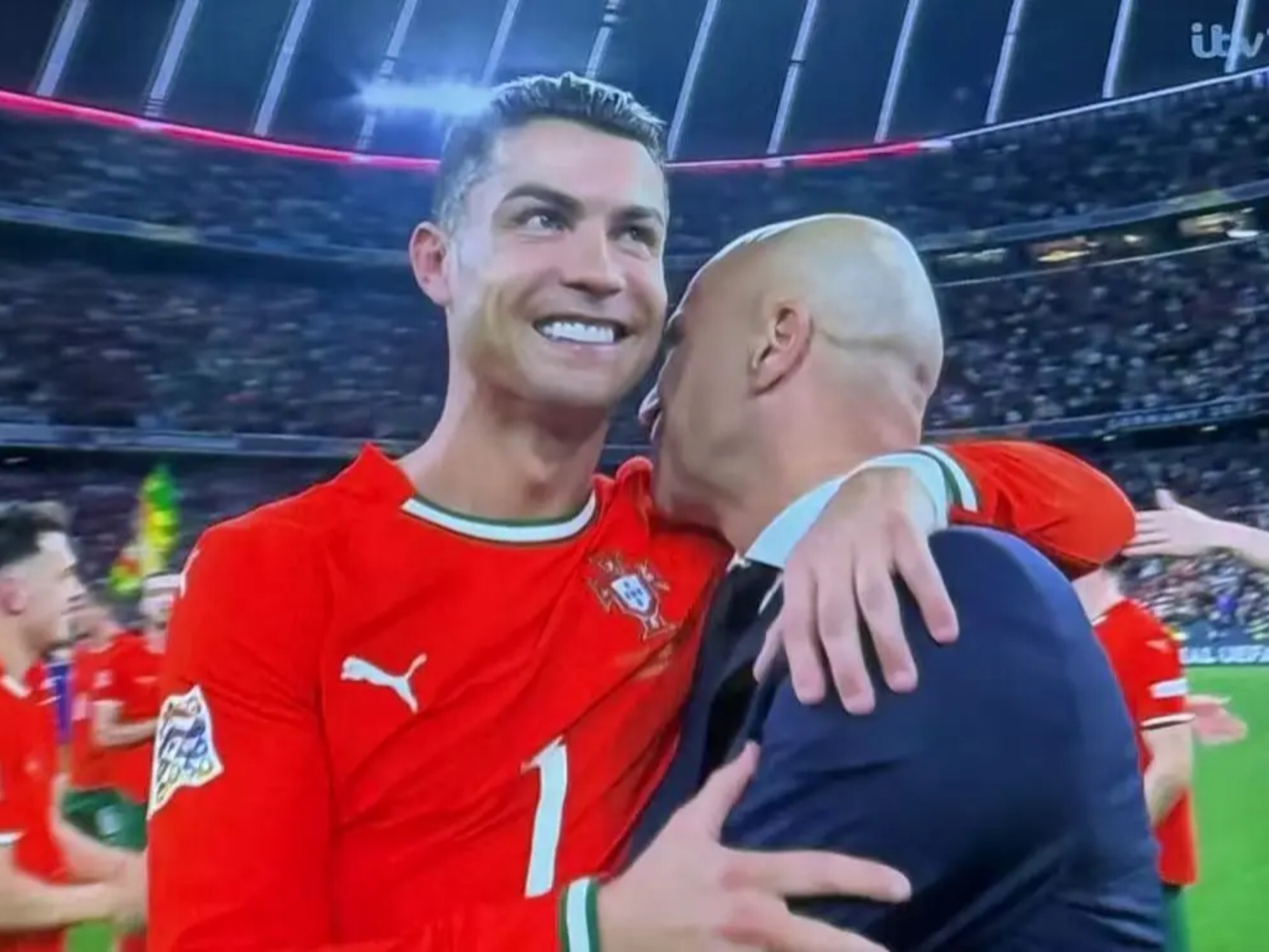 爱游戏体育官网-晋级下一阶段引发热议！，C罗在巴塞罗那比赛中大比分获胜引发球迷热议的简单介绍