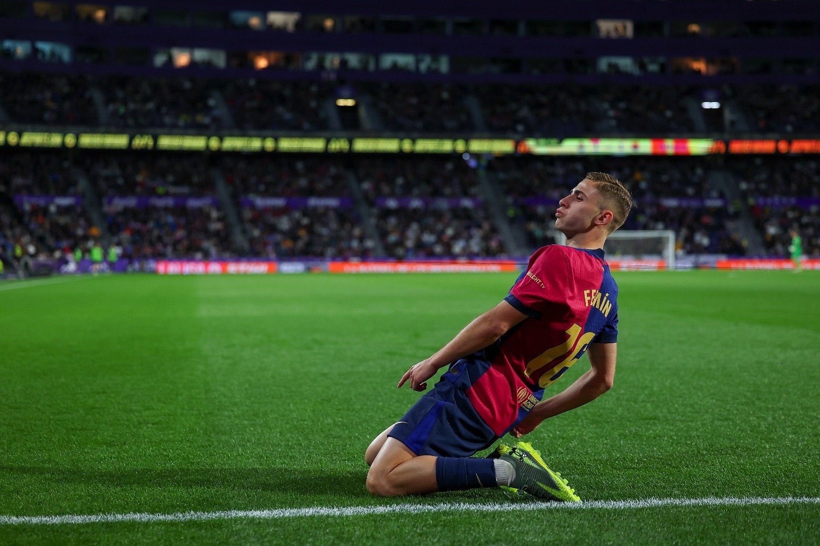 爱游戏体育官网-关键时刻突围战来临，马德里竞技围绕国王杯防线松动，赛场秩序良好，身体对抗强度拉满(巴列卡诺迎战皇家马德里比赛分析)